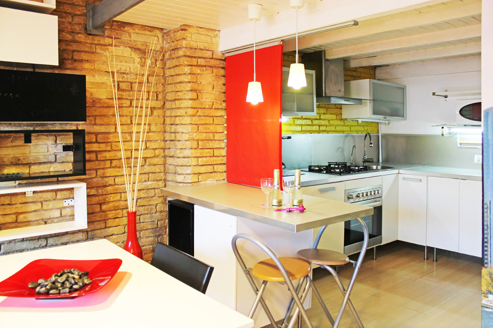Источник вдохновения для домашнего уюта: маленькая п-образная кухня-гостиная в стиле лофт для на участке и в саду