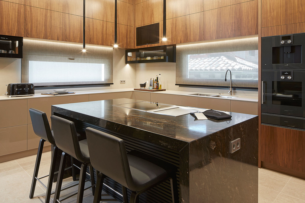 Exemple d'une grande cuisine tendance en bois brun avec plan de travail en marbre, un électroménager en acier inoxydable, îlot et plan de travail noir.