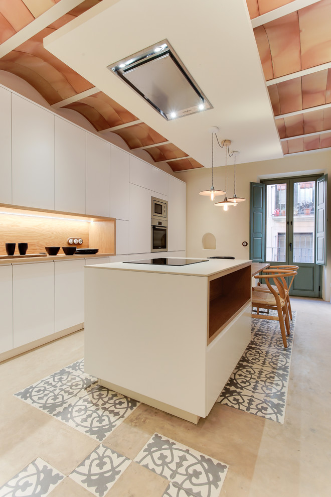 Foto på ett stort medelhavsstil kök, med släta luckor, vita skåp, rostfria vitvaror, en köksö, flerfärgat golv och stänkskydd i trä