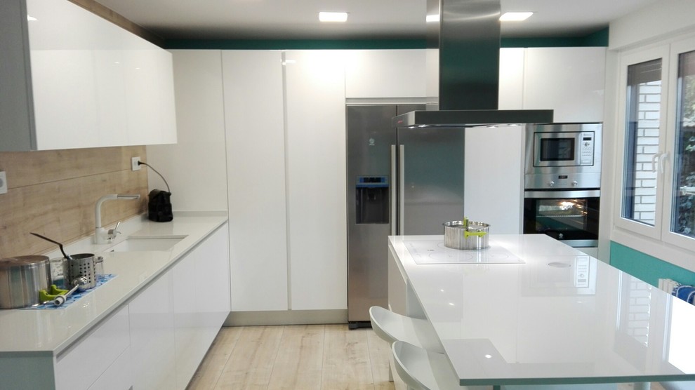 Example of a minimalist l-shaped eat-in kitchen design in Other with an island