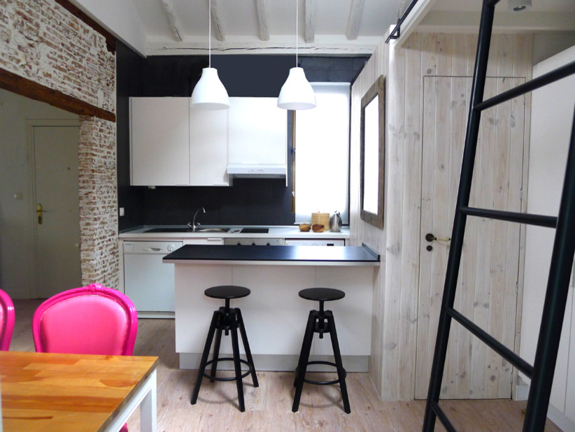 Idées déco pour une petite cuisine ouverte parallèle contemporaine avec un placard à porte plane, des portes de placard blanches, une crédence noire, un électroménager blanc, parquet clair et une péninsule.