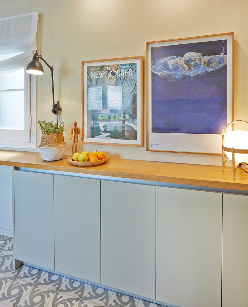 Immagine di una cucina contemporanea con ante lisce, ante grigie, top in legno, pavimento con piastrelle in ceramica e pavimento grigio