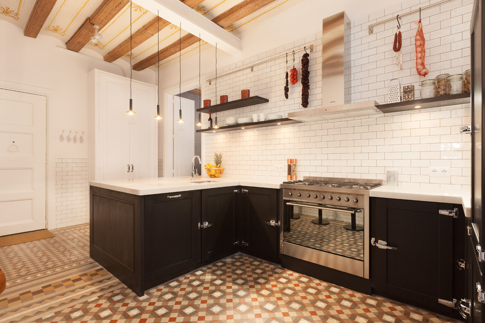 На фото: п-образная кухня-гостиная среднего размера в скандинавском стиле с фасадами с утопленной филенкой, черными фасадами, белым фартуком и полуостровом с
