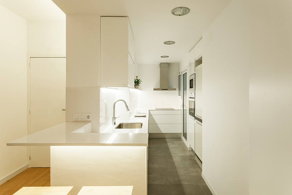 Ispirazione per una cucina design di medie dimensioni con lavello sottopiano, ante lisce, ante bianche, top in quarzo composito, paraspruzzi bianco, elettrodomestici bianchi, pavimento con piastrelle in ceramica e pavimento grigio