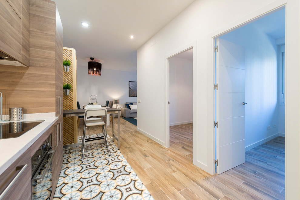 This is an example of a modern kitchen in Madrid.