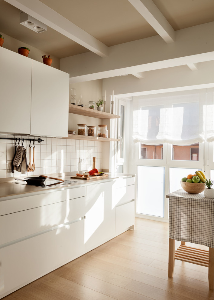 This is an example of a contemporary kitchen in Bilbao.