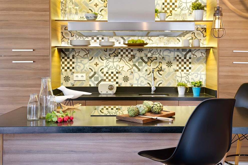 Foto di una cucina minimal di medie dimensioni con lavello sottopiano, ante lisce, ante in legno scuro, top in superficie solida, paraspruzzi multicolore e paraspruzzi con piastrelle in ceramica