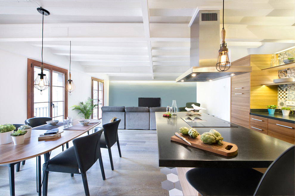 Foto di una cucina design di medie dimensioni con ante lisce, ante in legno scuro, top in superficie solida, paraspruzzi multicolore e paraspruzzi con piastrelle in ceramica