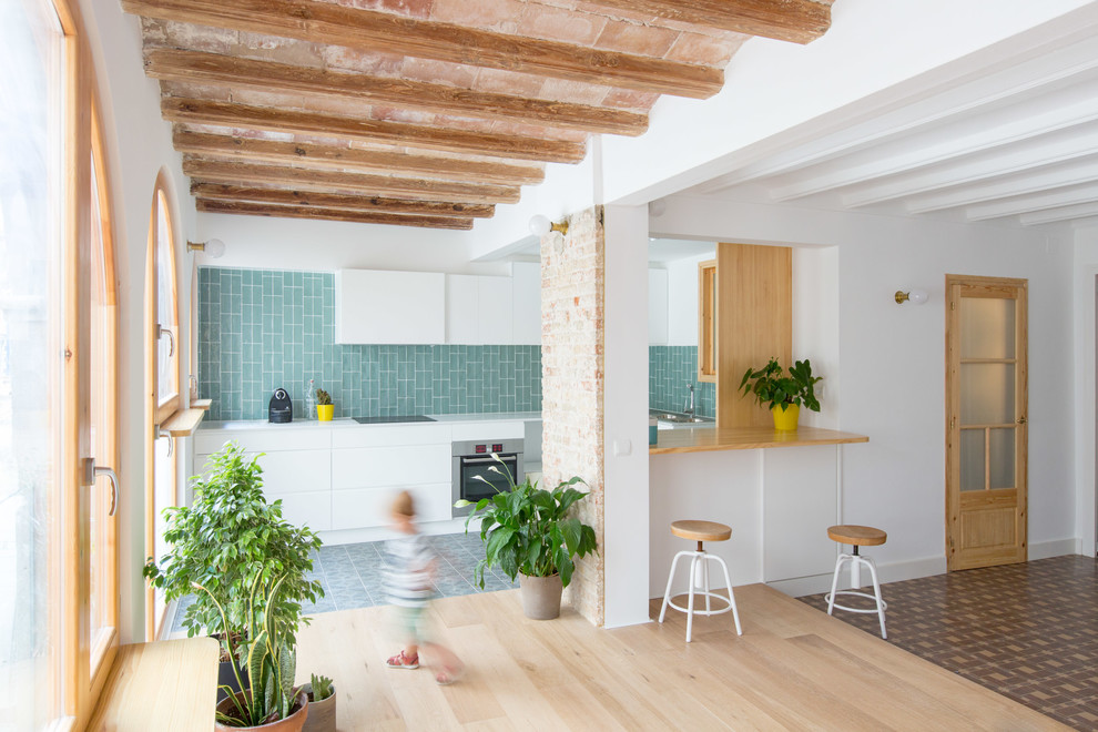 Свежая идея для дизайна: кухня в средиземноморском стиле - отличное фото интерьера