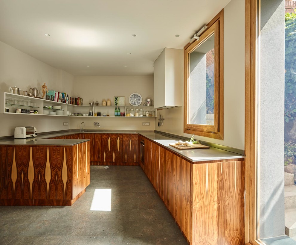Foto de cocinas en U ecléctico grande abierto con armarios con paneles lisos, puertas de armario de madera oscura, salpicadero blanco y península