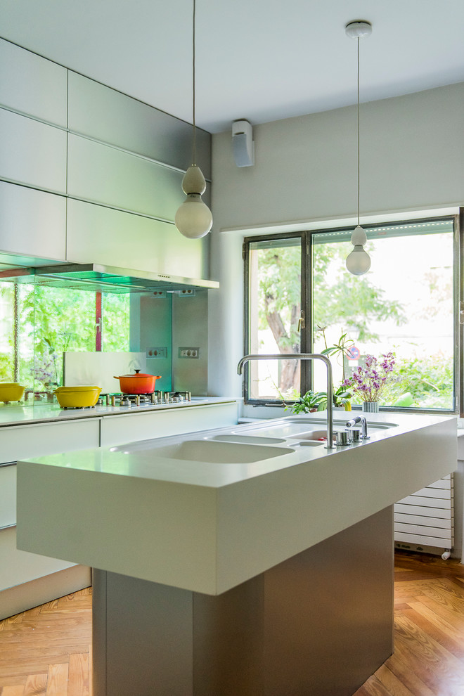 Inspiration for a contemporary kitchen remodel in Madrid