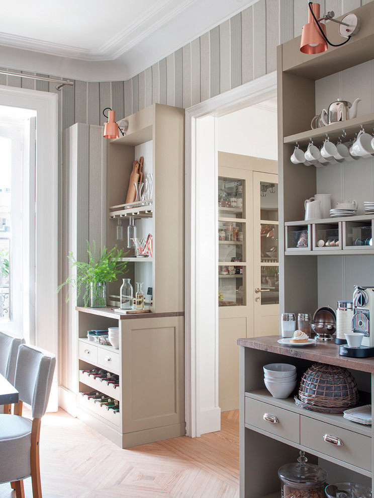 Example of a transitional light wood floor and brown floor eat-in kitchen design in Barcelona with an integrated sink, beige cabinets, quartz countertops, white backsplash, ceramic backsplash, stainless steel appliances and an island