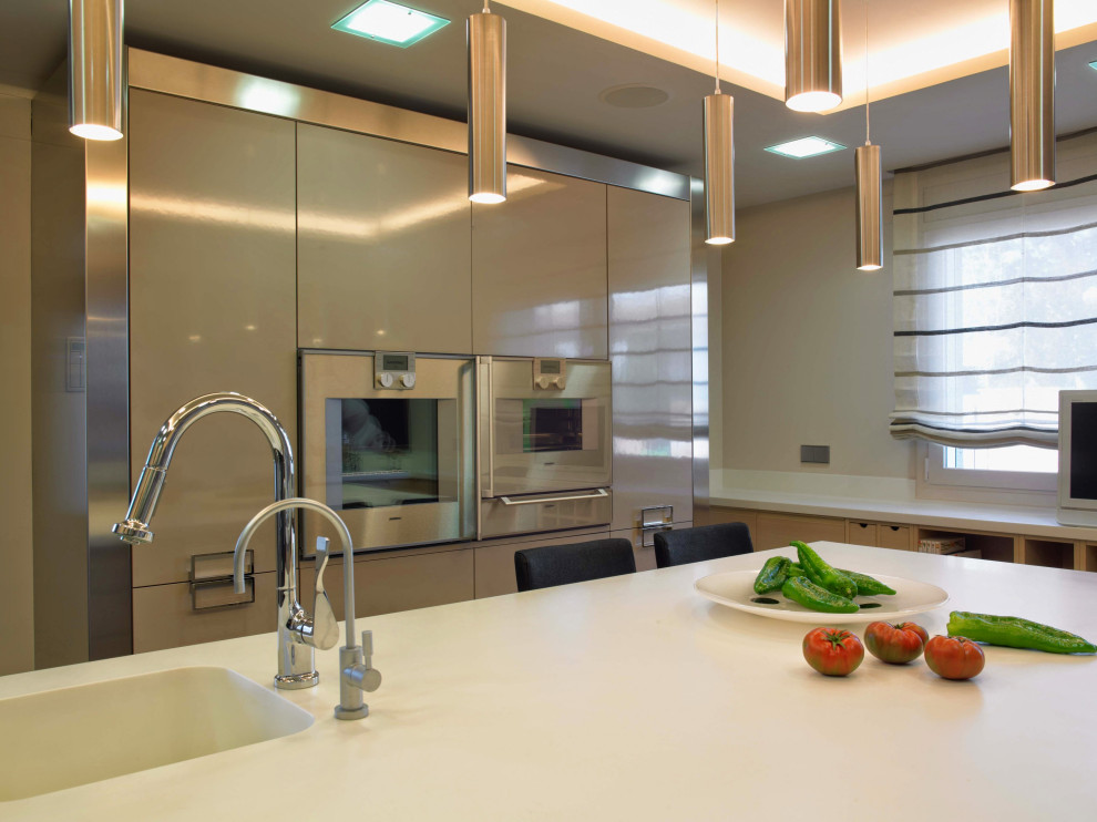 Стильный дизайн: большая отдельная, п-образная кухня в современном стиле с плоскими фасадами и островом - последний тренд