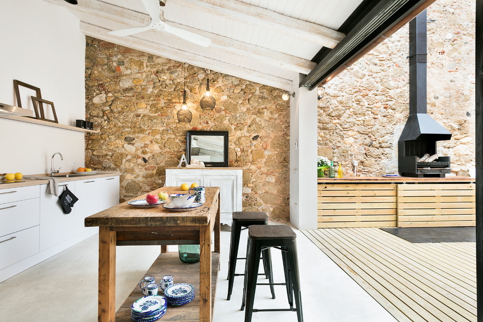 На фото: прямая кухня-гостиная среднего размера в современном стиле с плоскими фасадами, белыми фасадами, белым фартуком и островом с