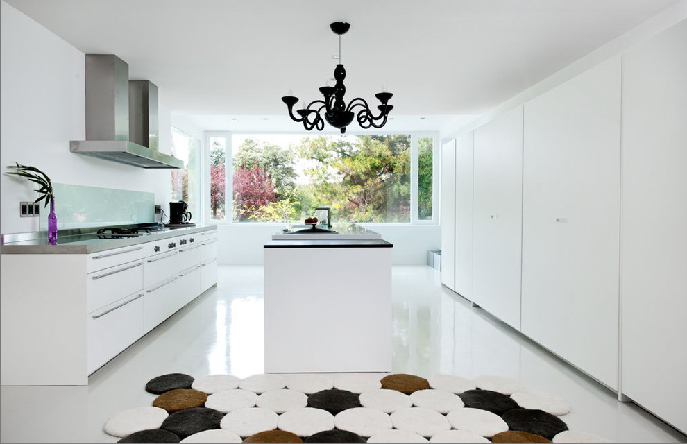 Foto de cocina lineal contemporánea grande abierta con armarios con paneles lisos, puertas de armario blancas y una isla