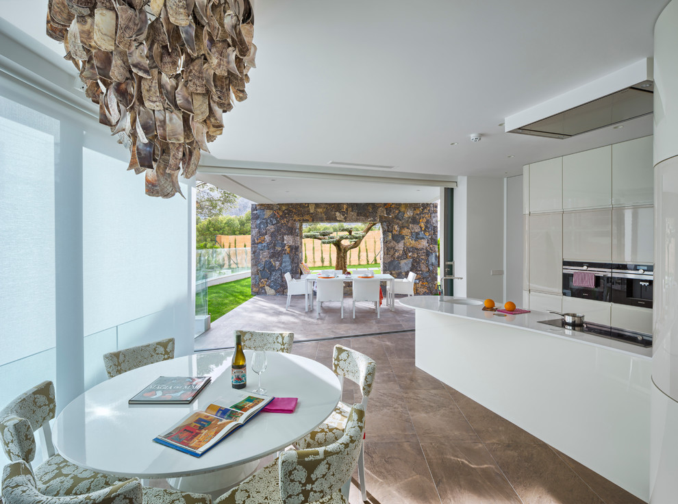 Einzeilige, Mittelgroße Moderne Wohnküche mit flächenbündigen Schrankfronten, weißen Schränken und Halbinsel in Alicante-Costa Blanca