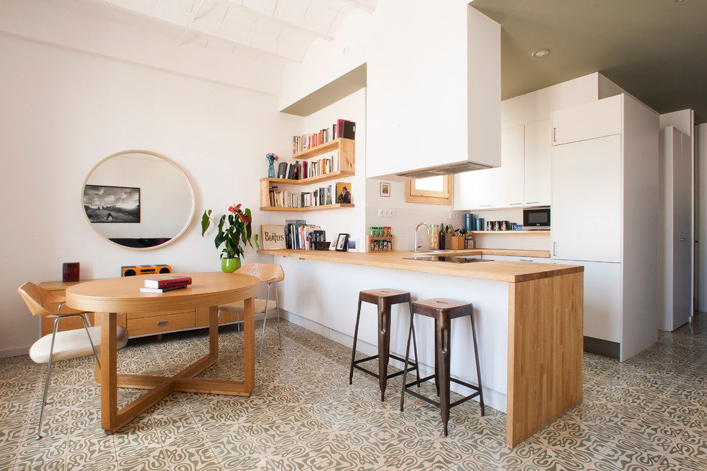 Свежая идея для дизайна: маленькая п-образная кухня в скандинавском стиле с обеденным столом, полом из керамической плитки, белыми фасадами, деревянной столешницей и полуостровом для на участке и в саду - отличное фото интерьера