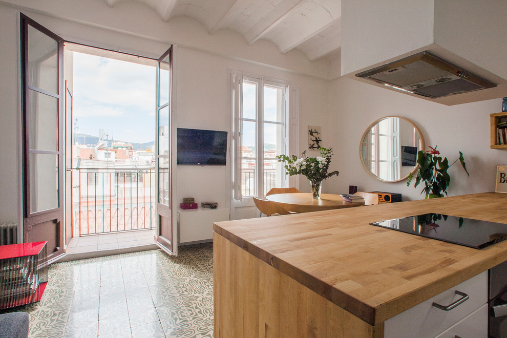 This is an example of a scandi kitchen in Barcelona.