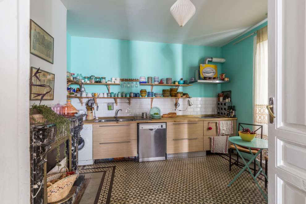 Inspiration för ett mellanstort eklektiskt kök med öppen planlösning, med klinkergolv i keramik och flerfärgat golv