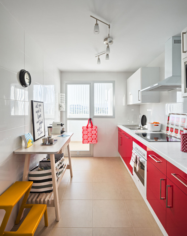 Geschlossene, Einzeilige, Mittelgroße Stilmix Küche ohne Insel mit flächenbündigen Schrankfronten, roten Schränken und Küchenrückwand in Weiß in Malaga