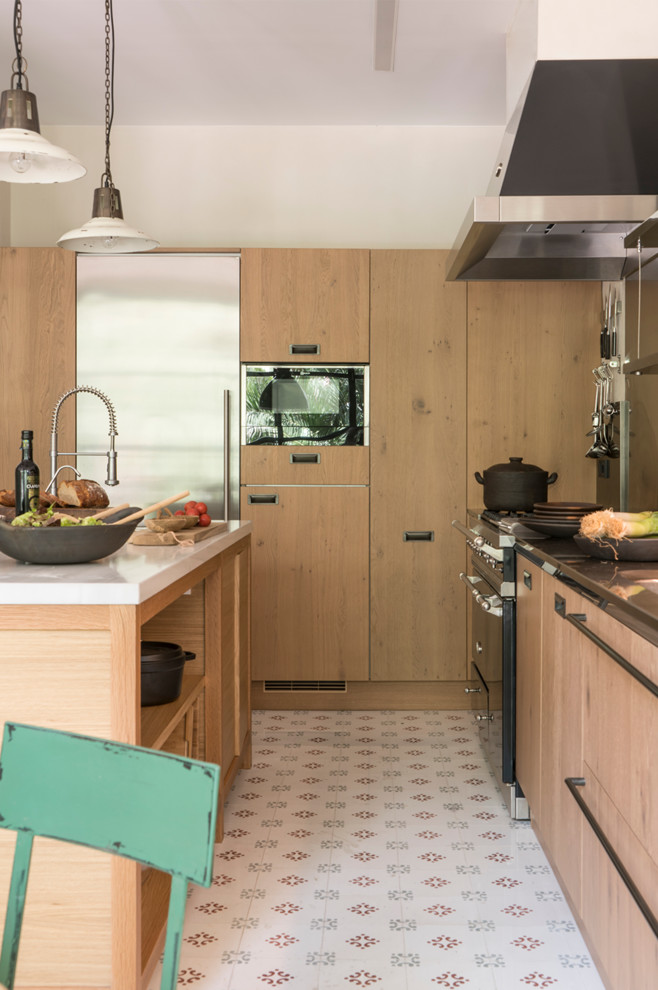 Réalisation d'une grande cuisine linéaire en inox fermée avec un évier encastré, un placard à porte vitrée, plan de travail en marbre, une crédence métallisée, une crédence en dalle métallique, un électroménager en acier inoxydable, un sol en carrelage de céramique, îlot, un sol multicolore et un plan de travail beige.