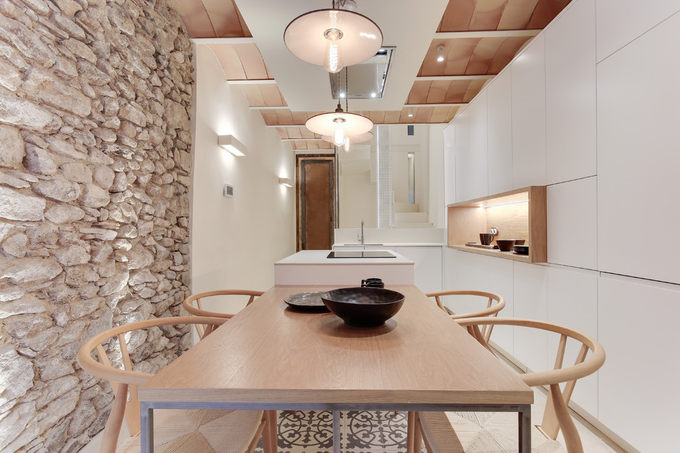 Свежая идея для дизайна: большая кухня в средиземноморском стиле с обеденным столом, плоскими фасадами, белыми фасадами и островом - отличное фото интерьера
