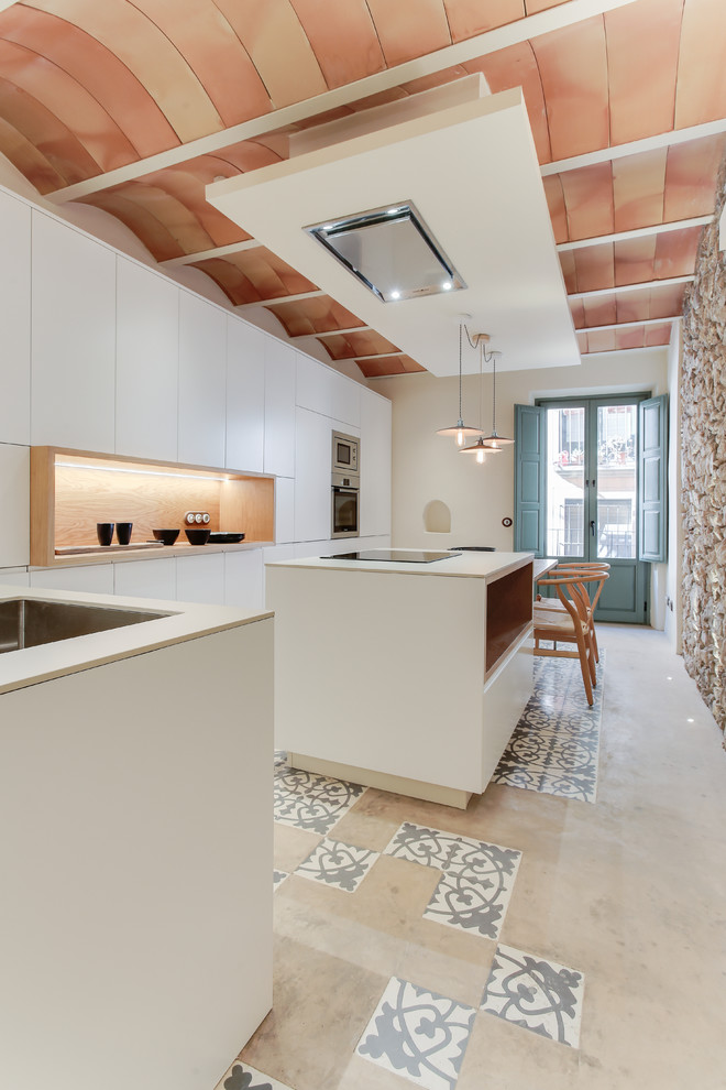 Immagine di una grande cucina mediterranea con ante lisce, ante bianche, pavimento in cemento e pavimento grigio