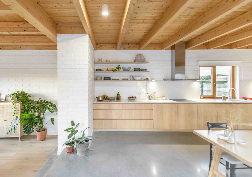 Idéer för att renovera ett stort funkis vit linjärt vitt kök och matrum, med en integrerad diskho, släta luckor, skåp i ljust trä, vitt stänkskydd, stänkskydd i tegel, rostfria vitvaror och grått golv