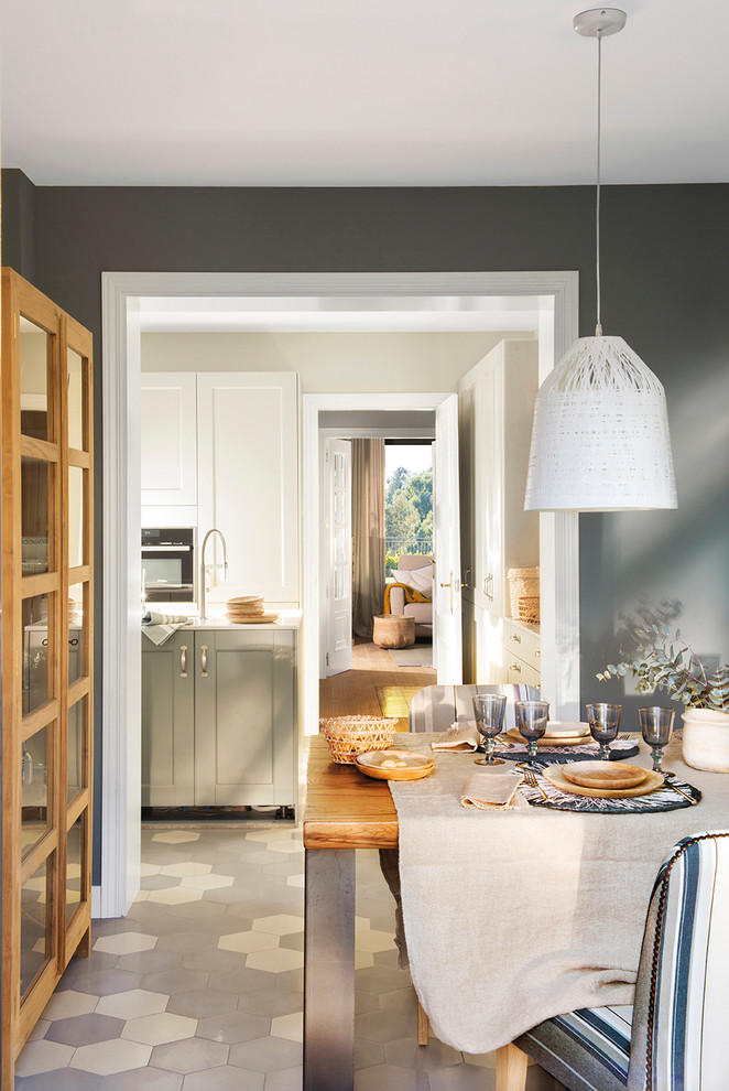 Foto di una cucina classica di medie dimensioni con lavello da incasso, nessun'anta, ante beige, elettrodomestici in acciaio inossidabile, pavimento in gres porcellanato, pavimento beige e top bianco