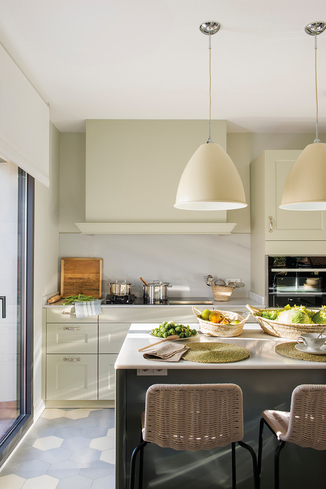Klassisk inredning av ett mellanstort vit linjärt vitt kök med öppen planlösning, med en nedsänkt diskho, öppna hyllor, beige skåp, rostfria vitvaror, klinkergolv i porslin, en köksö och beiget golv