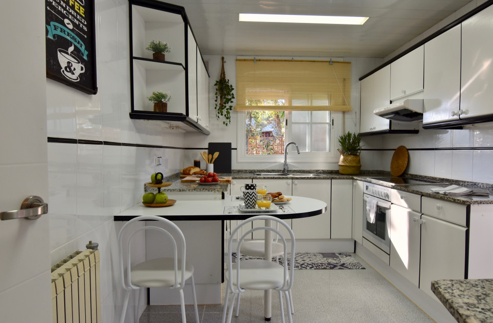 Idéer för att renovera ett avskilt lantligt flerfärgad flerfärgat u-kök, med vita skåp, marmorbänkskiva och grått golv