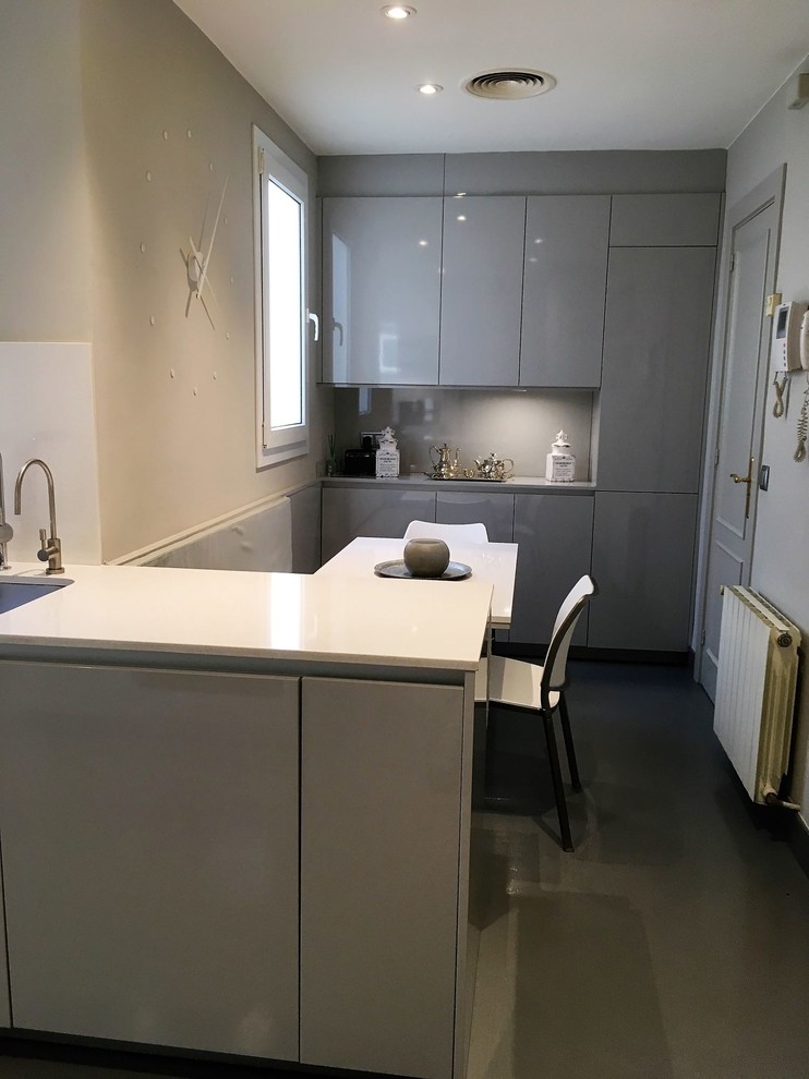 Idéer för mellanstora funkis kök, med släta luckor, grå skåp, bänkskiva i kvarts, betonggolv och grått golv
