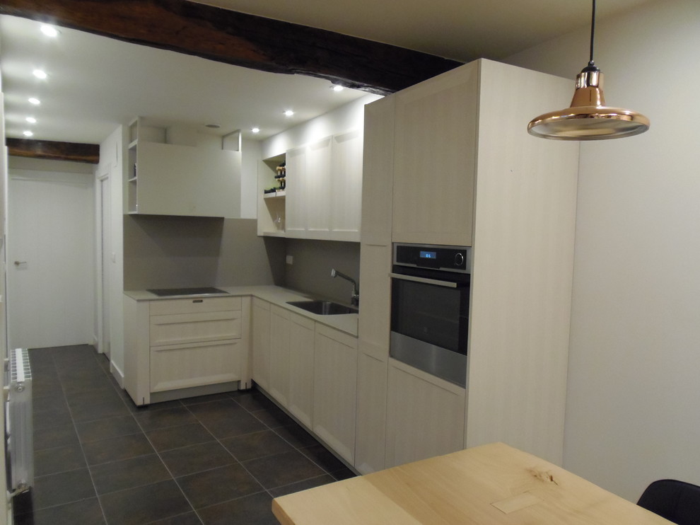 Cette image montre une cuisine ouverte linéaire design de taille moyenne avec un sol en carrelage de céramique et un sol gris.