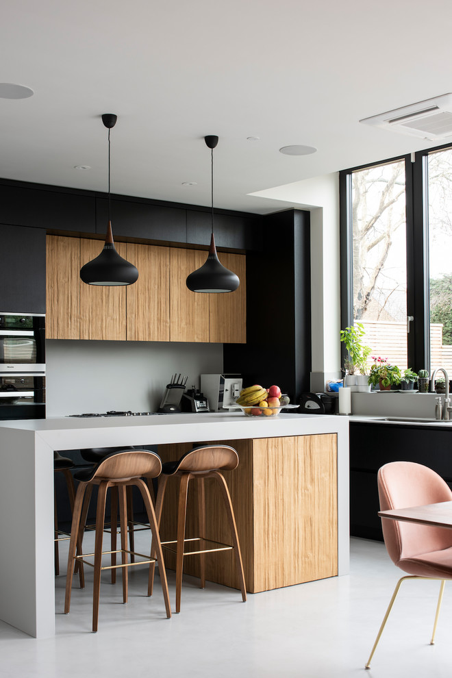 Foto di una cucina design di medie dimensioni con ante lisce, paraspruzzi grigio, paraspruzzi in gres porcellanato, pavimento in cemento, pavimento grigio, top grigio e ante in legno scuro