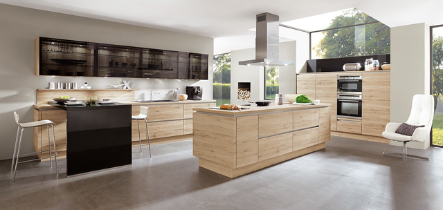 Cocina amplia con isla y mesa supletoria - Moderno - Cocina - Madrid
