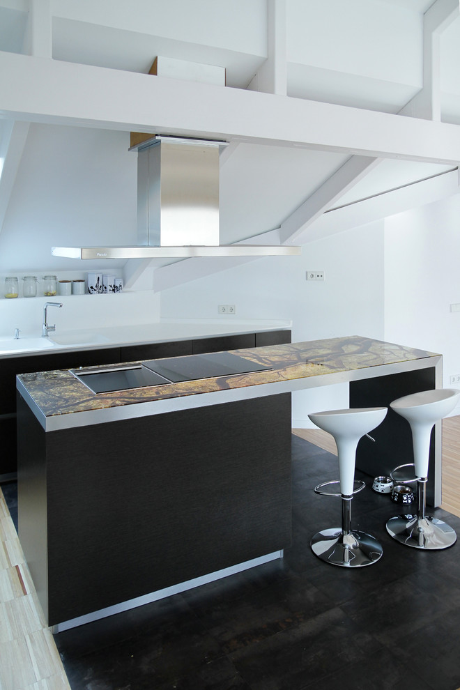 Foto de cocinas en L contemporánea de tamaño medio abierta con fregadero de doble seno, salpicadero multicolor, electrodomésticos de acero inoxidable y una isla