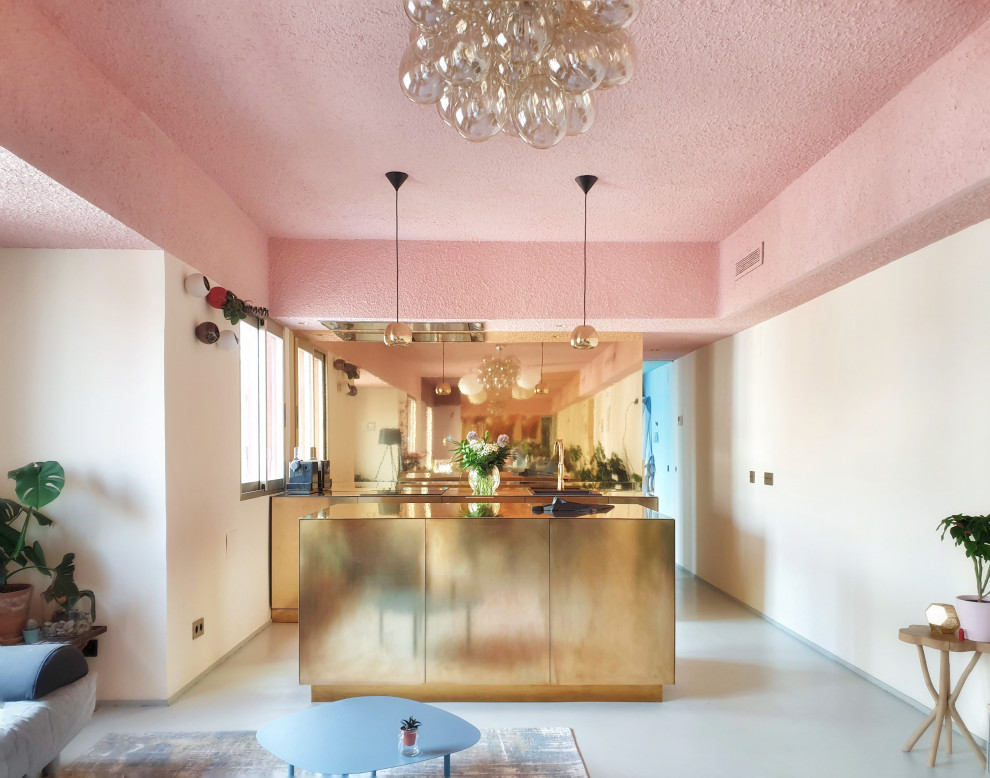 Источник вдохновения для домашнего уюта: маленькая параллельная кухня-гостиная в современном стиле с бетонным полом, островом, накладной мойкой, плоскими фасадами, фартуком цвета металлик и серым полом для на участке и в саду