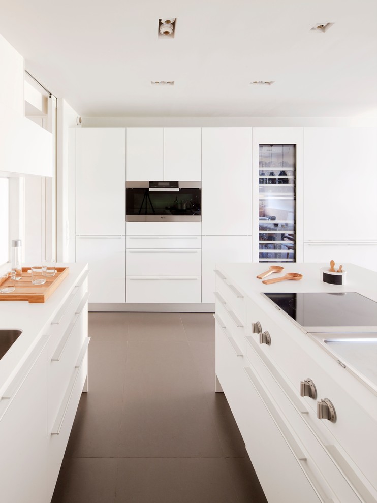 Пример оригинального дизайна: параллельная кухня-гостиная среднего размера в современном стиле с белыми фасадами
