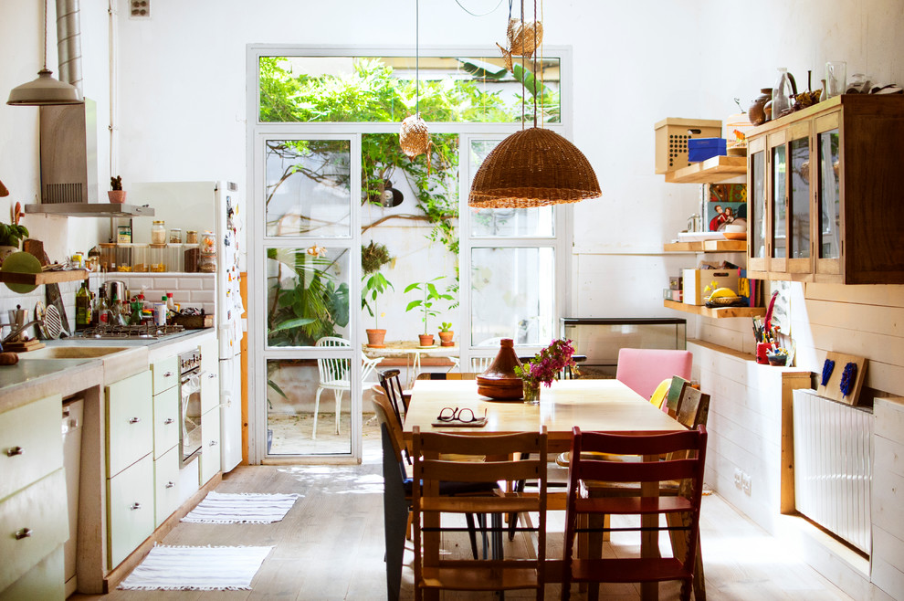 Exempel på ett mellanstort lantligt linjärt kök och matrum, med släta luckor, gröna skåp, en nedsänkt diskho och vitt stänkskydd
