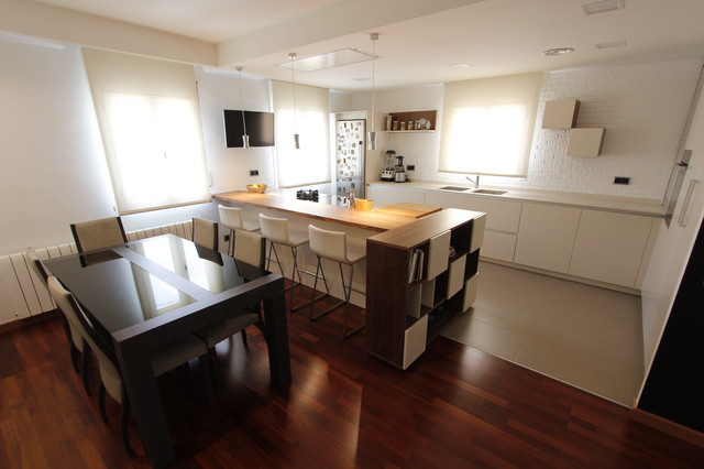 Cocina con barra de nogal americano - Contemporáneo - Cocina