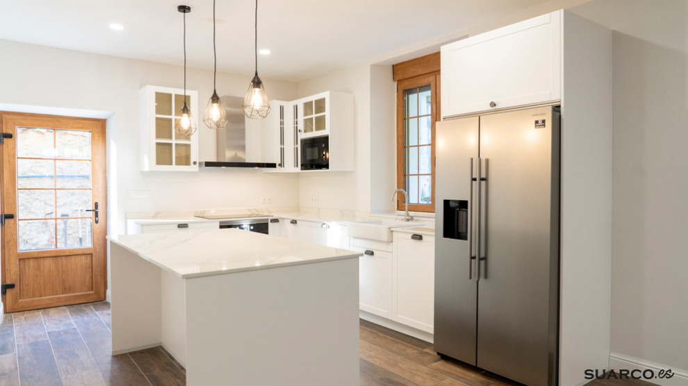 Стильный дизайн: кухня-гостиная среднего размера в стиле кантри с островом - последний тренд
