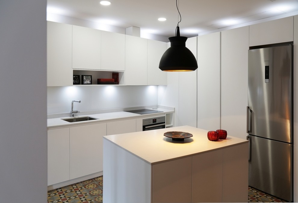 Idee per una cucina moderna di medie dimensioni con lavello sottopiano, ante lisce, ante bianche, top in quarzite, paraspruzzi bianco e elettrodomestici in acciaio inossidabile