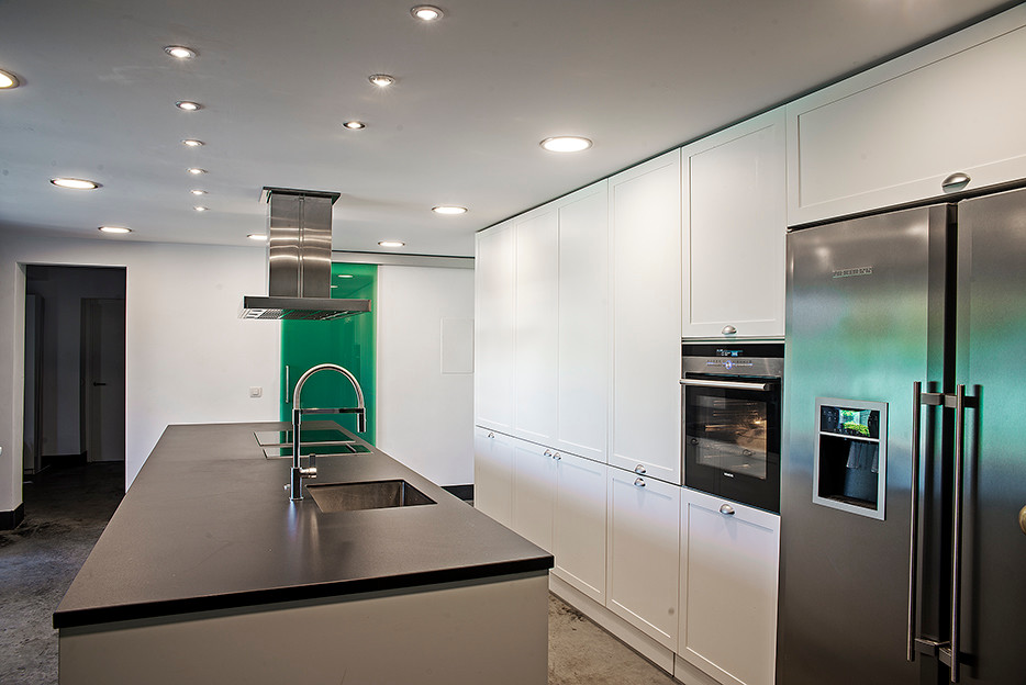 Immagine di una cucina moderna di medie dimensioni con pavimento grigio e top in granito