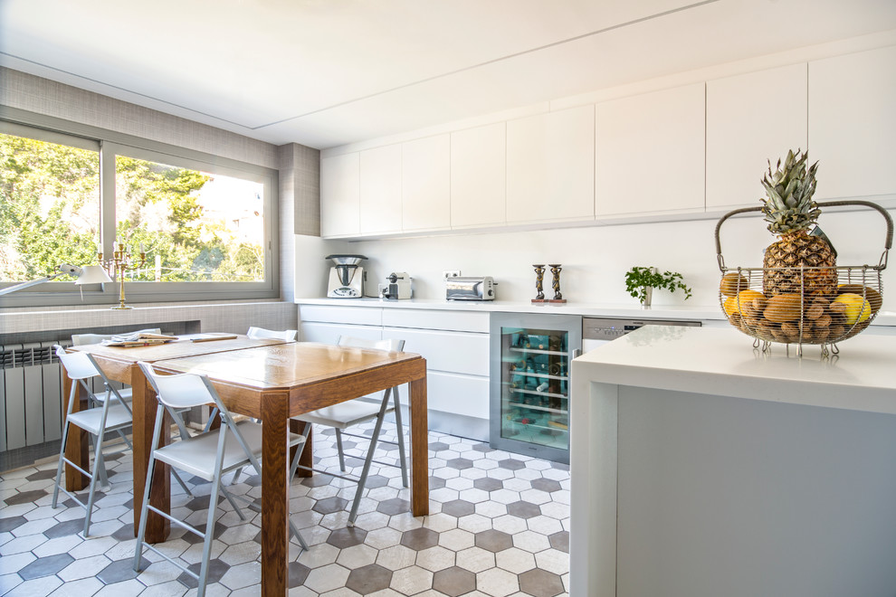 Стильный дизайн: параллельная кухня в современном стиле с обеденным столом, плоскими фасадами, белыми фасадами и островом - последний тренд