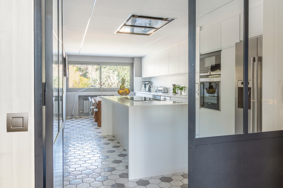 Moderne Wohnküche mit flächenbündigen Schrankfronten, weißen Schränken und Kücheninsel in Sonstige