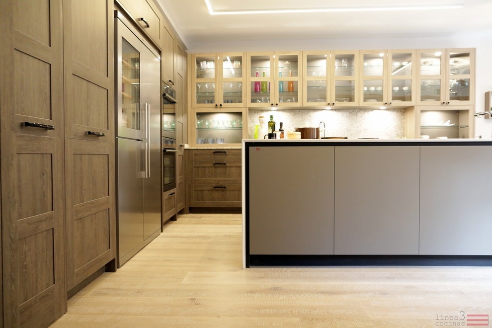 Transitional kitchen photo in Madrid