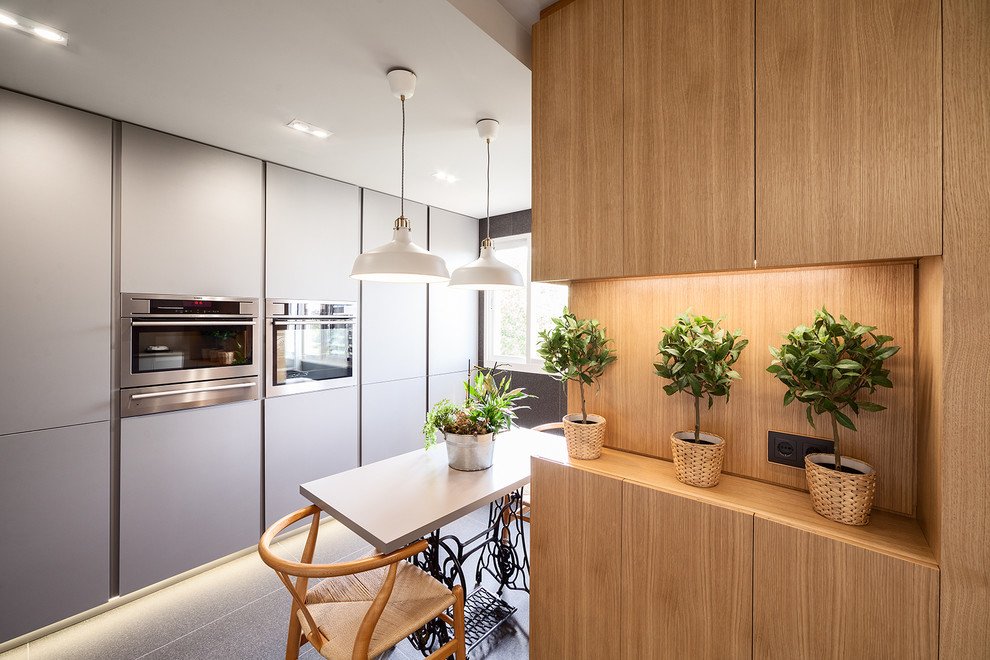 Стильный дизайн: прямая кухня среднего размера в стиле модернизм - последний тренд