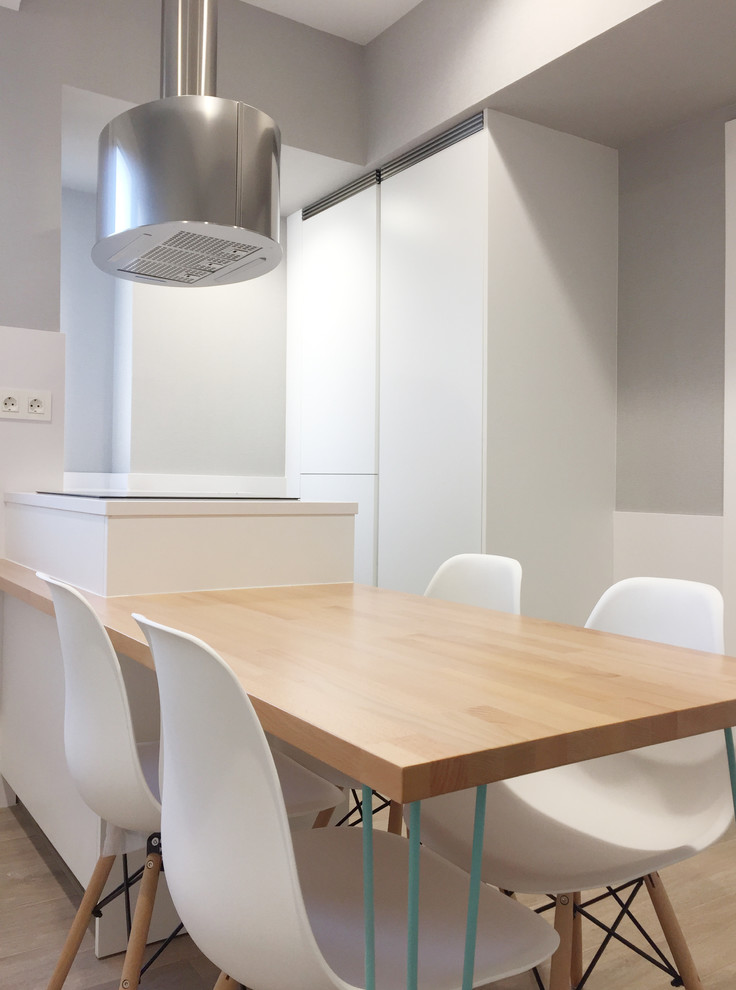 Esempio di una sala da pranzo aperta verso la cucina mediterranea di medie dimensioni con parquet chiaro e pavimento marrone