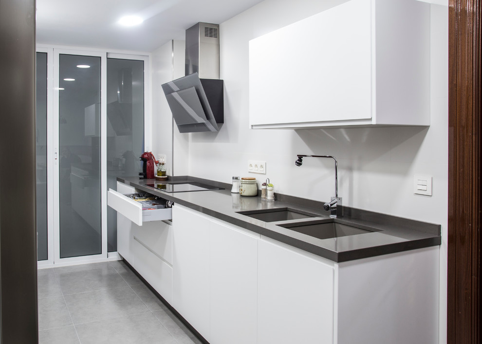 Cocina en AvdCarlos Haya, lacada blanca con tirador uñero, silestone