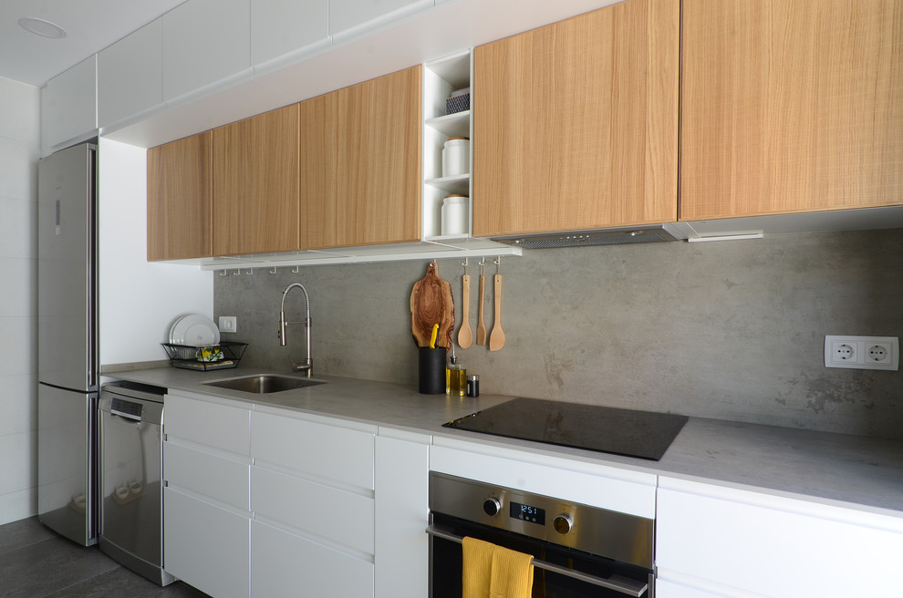 Einzeilige, Mittelgroße Moderne Küche mit Unterbauwaschbecken, weißen Schränken, Küchenrückwand in Grau, Küchengeräten aus Edelstahl, grauem Boden und grauer Arbeitsplatte in Barcelona